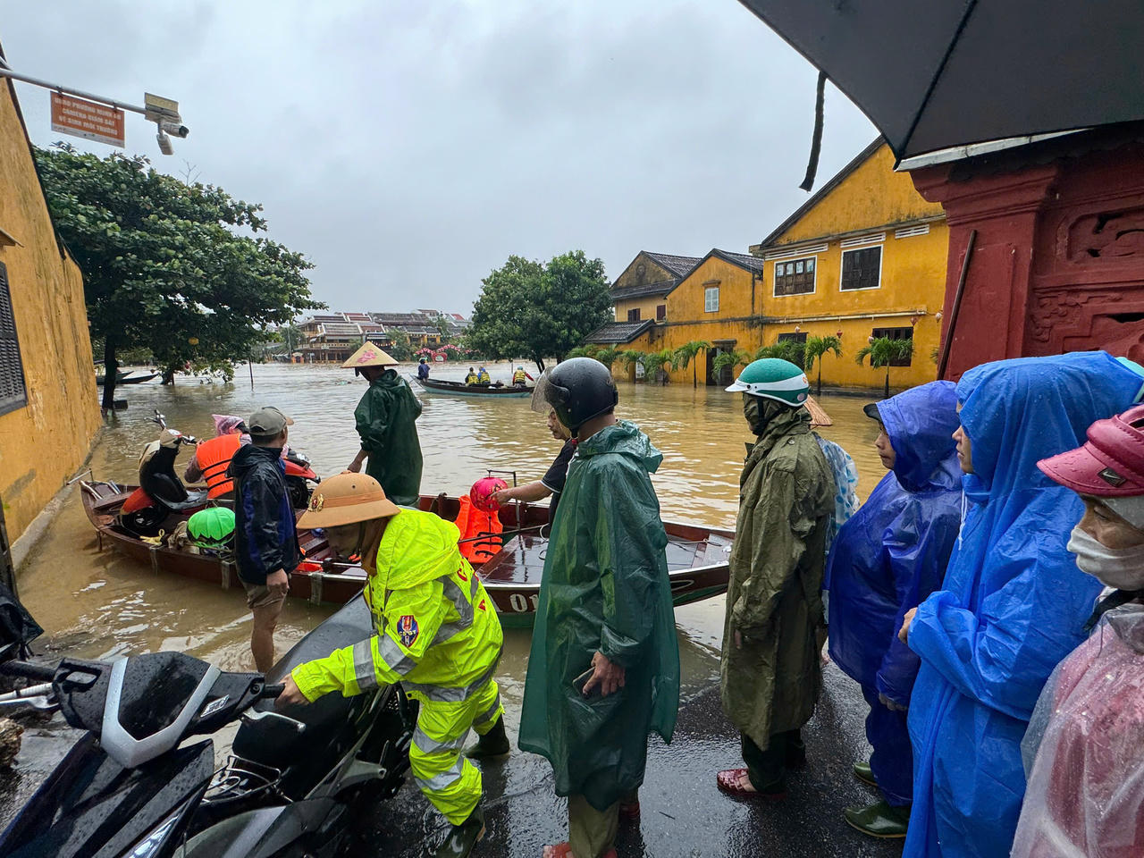 Phố cổ Hội An chìm trong nước lũ, dân chèo thuyền ra ngoài mua nhu yếu phẩm