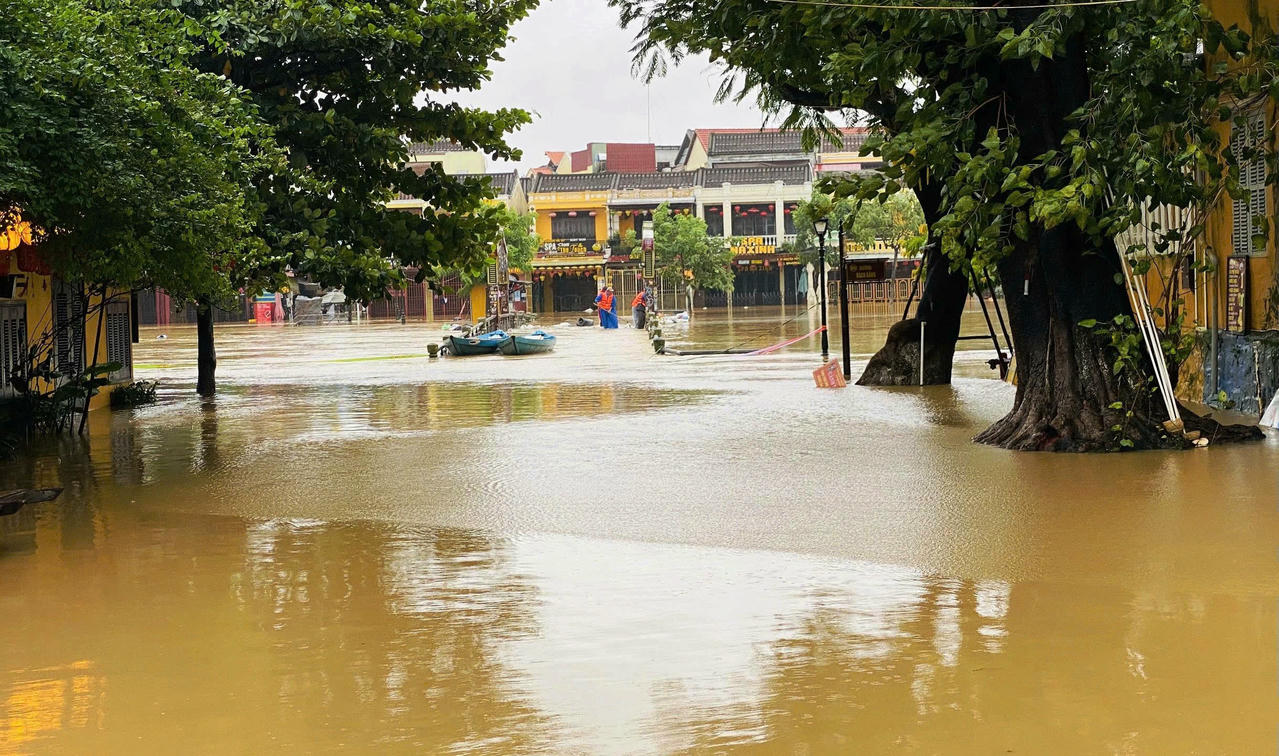 Phố cổ Hội An chìm trong nước lũ, dân chèo thuyền ra ngoài mua nhu yếu phẩm