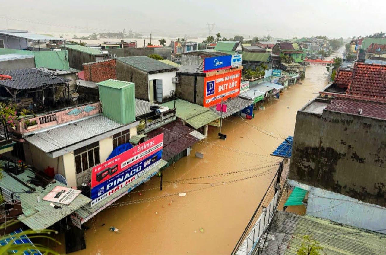 Phố cổ Hội An chìm trong nước lũ, dân chèo thuyền ra ngoài mua nhu yếu phẩm