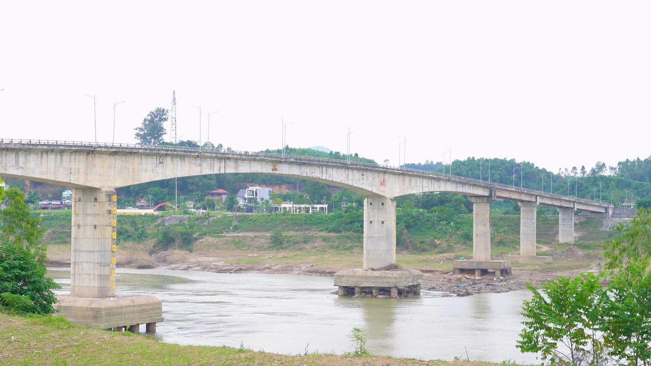 Cầu Sông Lô nối liền bờ tả và bờ hữu sông Lô có chiều dài 517,8m, rộng 7,5 m, tải trọng 30 tấn, đường dẫn hai đầu cầu dài 850m. Ảnh: Đức Mạnh.