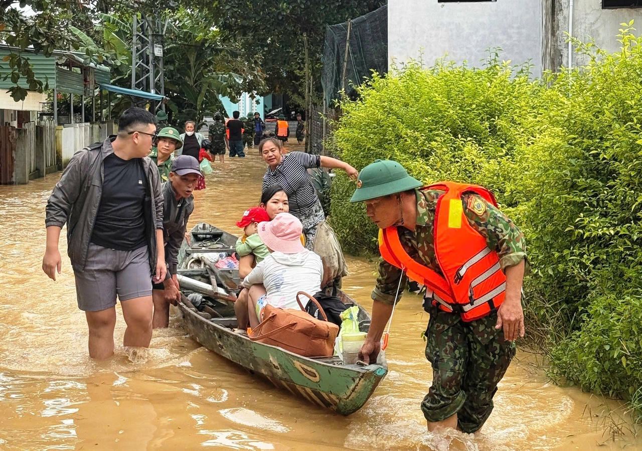 Lực lượng chức năng TP Đà Nẵng di dời người dân Hoà Quý đến nơi an toàn.