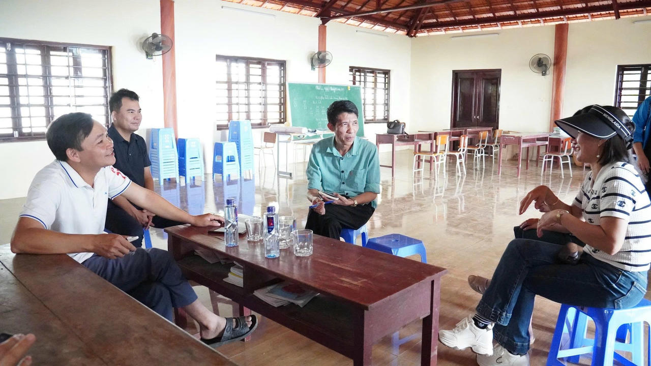 Đoàn gặp gỡ các nghệ nhân&nbsp;