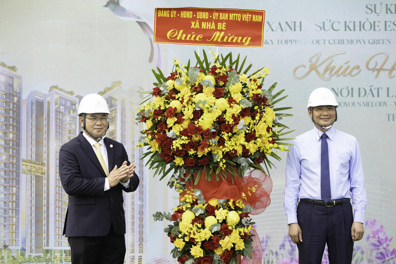 Ông Nguyễn Vũ Anh Tú - Tổng Giám đốc Công ty Phú Long (bên trái) nhận hoa chúc mừng từ Ông Phan Ngọc Phúc - Bí thư Đảng uỷ xã Nhà Bè (bên phải). Ảnh Phú Long  