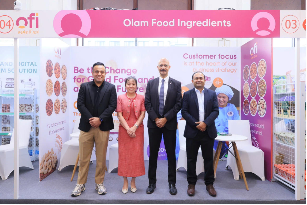 Ông Gaurav Patil, Tổng Giám đốc Điều hành ofi Việt Nam (phải) và ông Ashok Krishen, Tổng Giám đốc ngành hàng Hạt toàn cầu của ofi (thứ 2 từ phải sang) tại gian hàng quảng bá ngành hàng Hạt của ofi Việt Nam tại Hội nghị Điều Quốc tế Việt Nam 2025 được tổ chức tại Hà Nội. (Ảnh: Tài Lộc).