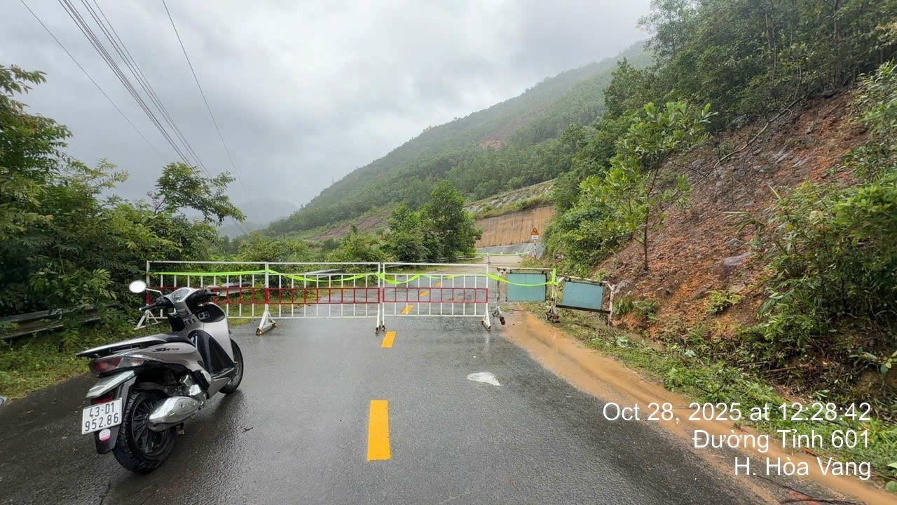 Sạt lở nghiêm trọng trên cao tốc La Sơn – Hòa Liên, hàng nghìn mét khối đất đá tràn xuống đường