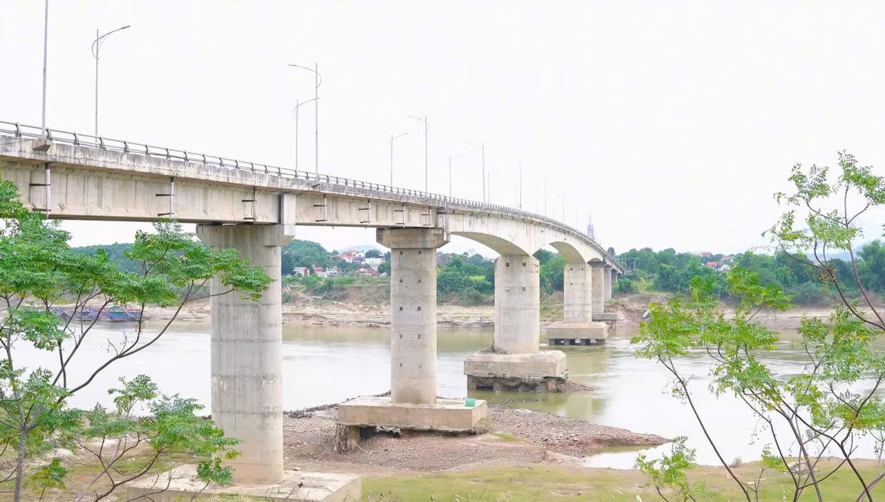 Việc cầu bị phong toả đã ảnh hưởng trực tiếp đến hơn 2.500 hộ dân với gần 9.700 nhân khẩu.