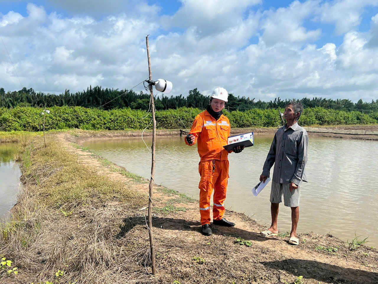 Tư vấn các hộ gia đình kéo điện nuôi tôm cách sử dụng điện an toàn, hiệu quả