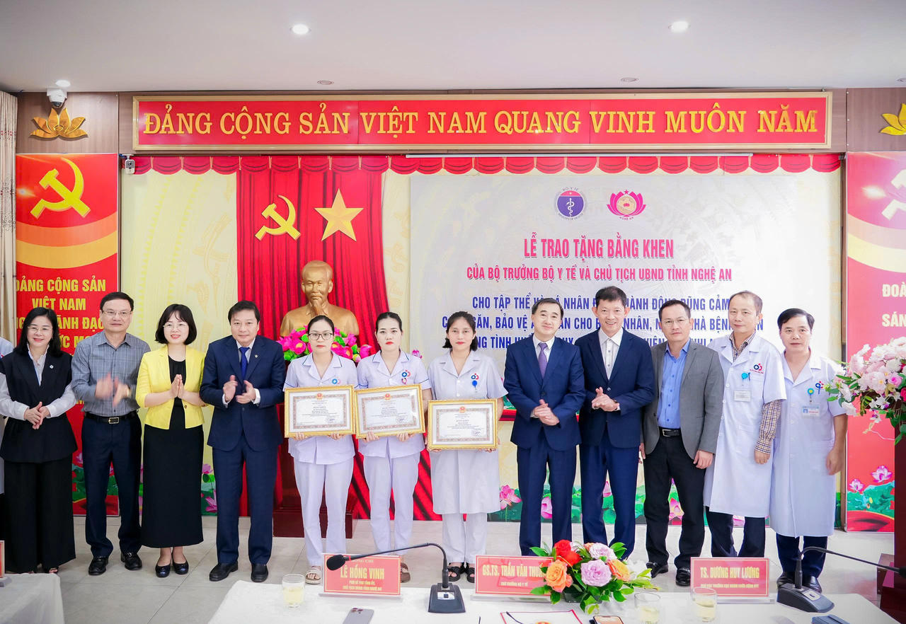 Bộ Y tế và UBND tỉnh trao tặng Bằng khen cho tập thể, cá nhân trong vụ việc một người tấn công nhân viên y tế tại Nghệ An