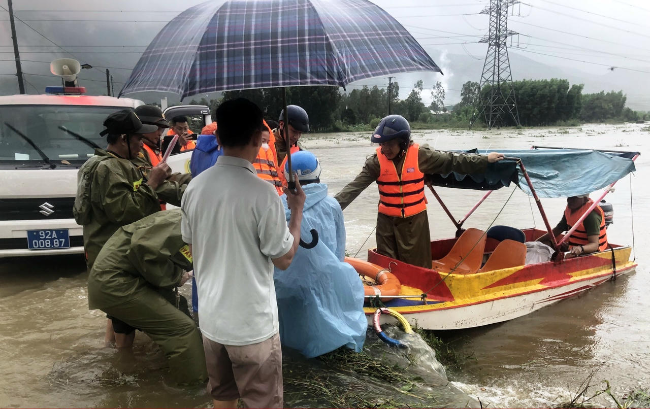 Vượt lũ lớn, Công an Đà Nẵng đưa sản phụ chuyển dạ đến bệnh viện an toàn.