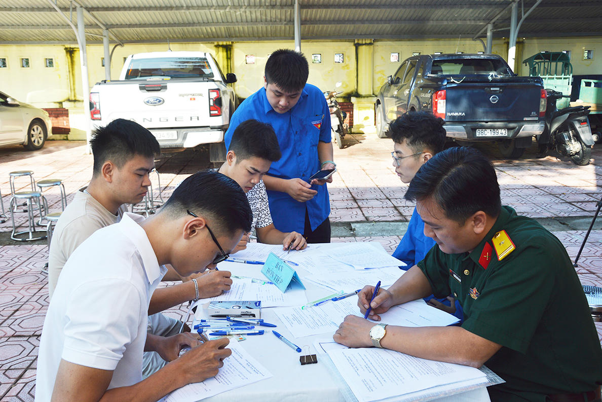 Thành viên hội đồng hướng dẫn công dân trong độ tuổi tham gia sơ tuyển, sẵn sàng nhập ngũ năm 2026 tại phường Tân Tiến, tỉnh Bắc Ninh. (Ảnh: Cổng TTĐT Bắc Ninh)