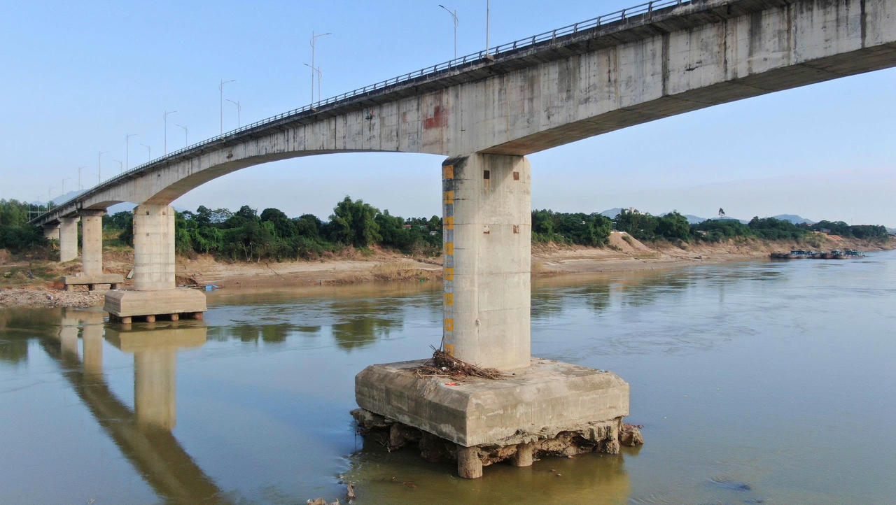 Dầm chính của cầu gồm ba nhịp dầm hộp liên tục bằng bê-tông cốt thép dự ứng lực thi công theo phương pháp đúc hẫng cân bằng, mỗi nhịp dài từ 70-110m. Ảnh: Đức Mạnh.. 