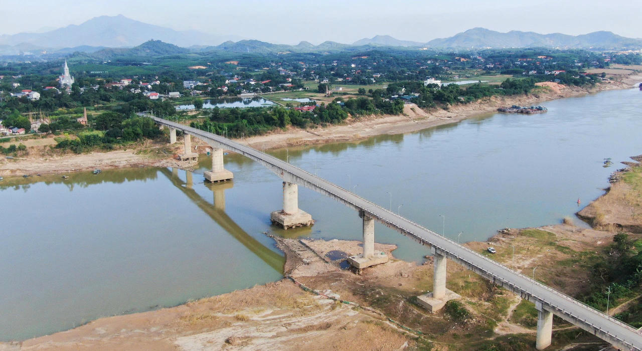 Cầu Sông Lô được khởi công xây dựng từ tháng 8/2010 với tổng mức đầu tư 320 tỷ đồng và được khánh thành đưa vào sử dụng hồi tháng 3/2015. Ảnh: Đức Mạnh.