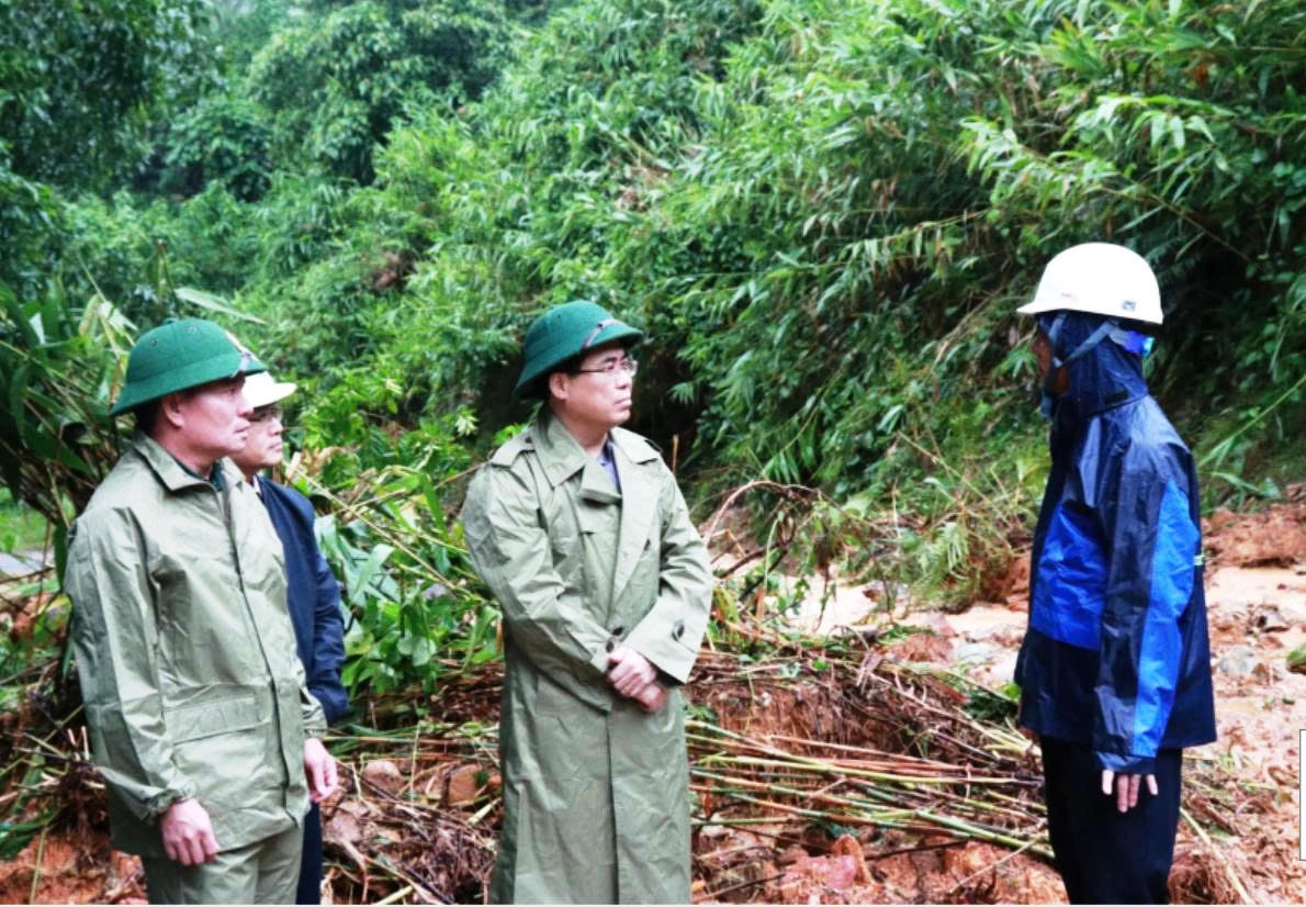 Ông Nguyễn Hoàng Giang yêu cầu các đơn vị liên quan tăng cường kiểm tra, rà soát toàn tuyến, khẩn trương khắc phục, không để tình trạng sạt lở kéo dài.