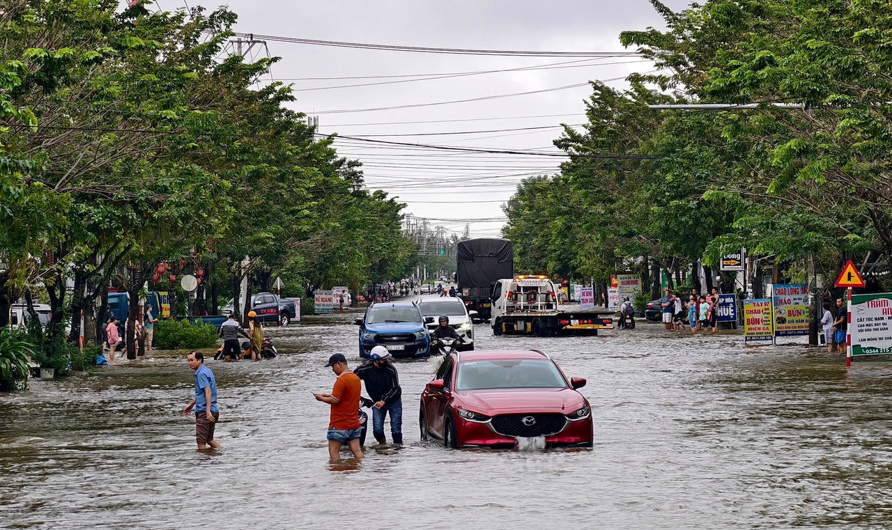Phố cổ Hội An chìm trong nước lũ, dân chèo thuyền ra ngoài mua nhu yếu phẩm