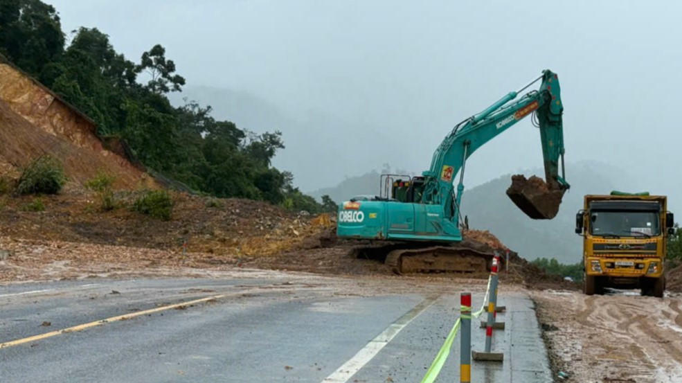 Sạt lở nghiêm trọng trên cao tốc La Sơn – Hòa Liên, hàng nghìn mét khối đất đá tràn xuống đường