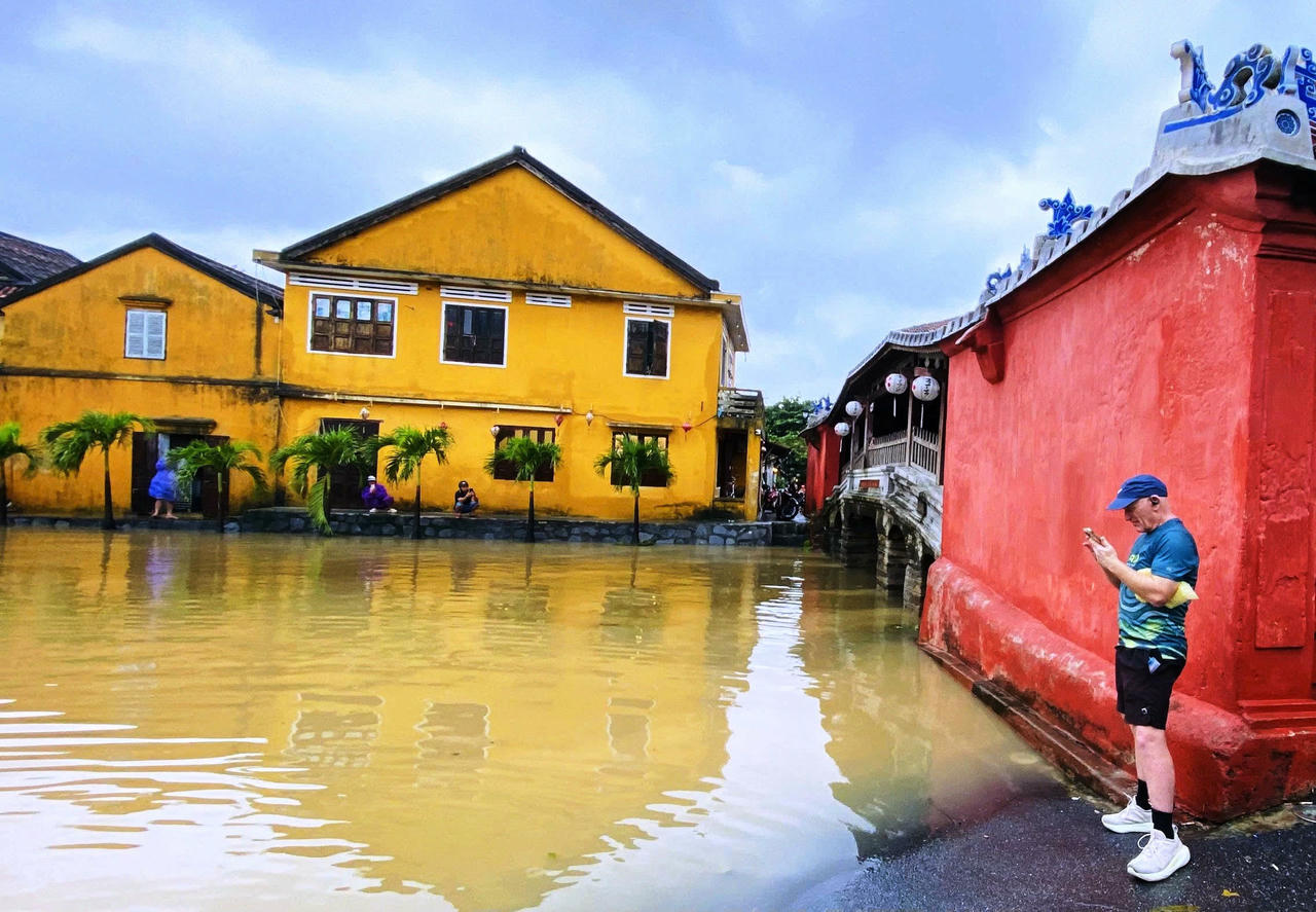 Phố cổ Hội An chìm trong nước lũ, dân chèo thuyền ra ngoài mua nhu yếu phẩm