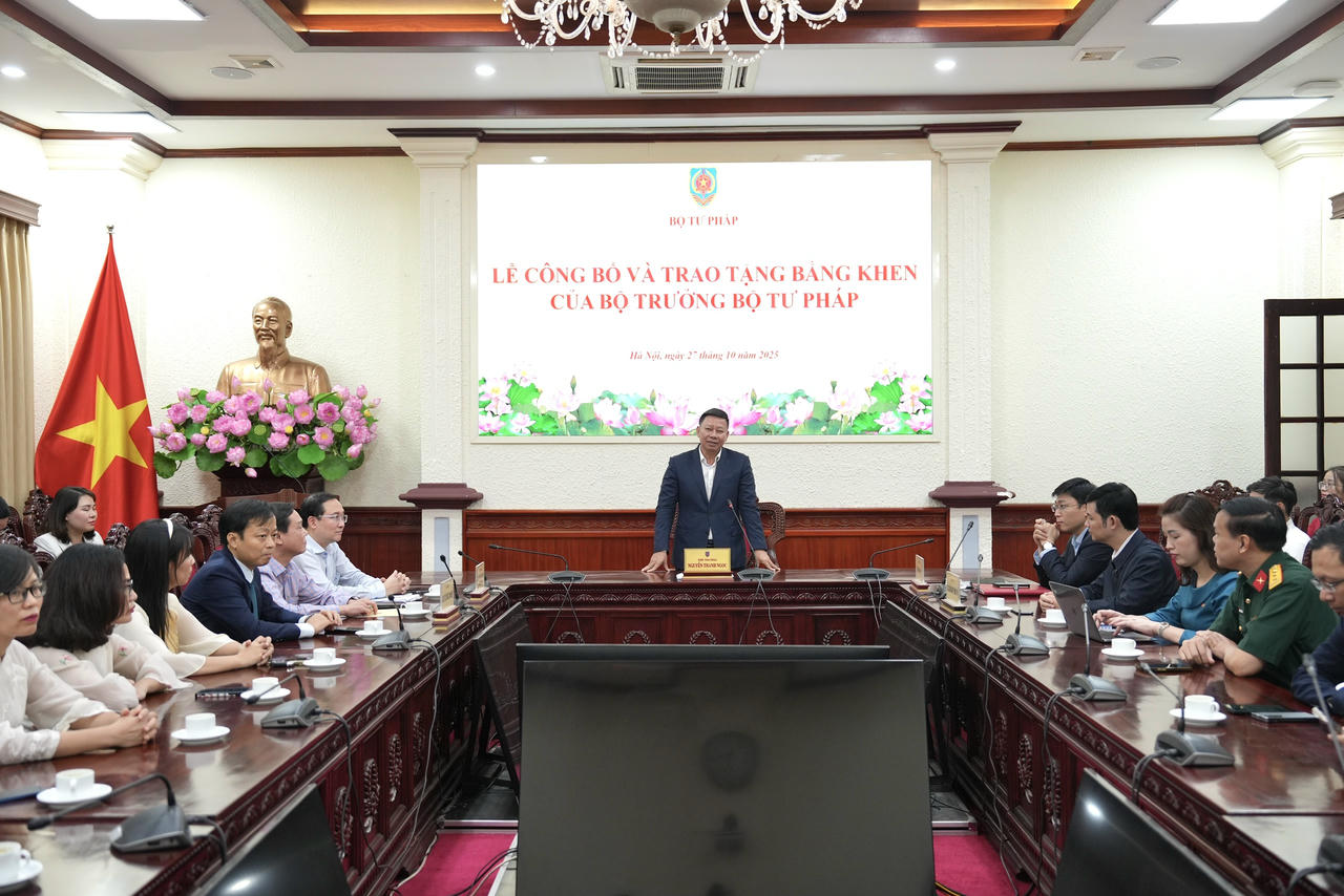 Bộ Tư pháp trao Bằng khen của Bộ trưởng cho các tập thể, cá nhân có thành tích