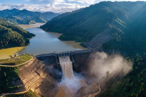 Nhà máy Thủy điện Sông Bung 4 điều tiết nước qua đập tràn