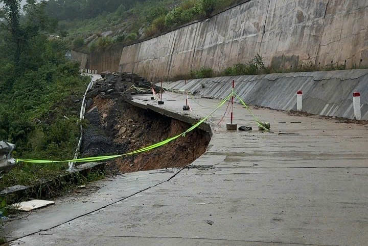 Sạt lở nghiêm trọng trên cao tốc La Sơn – Hòa Liên, hàng nghìn mét khối đất đá tràn xuống đường