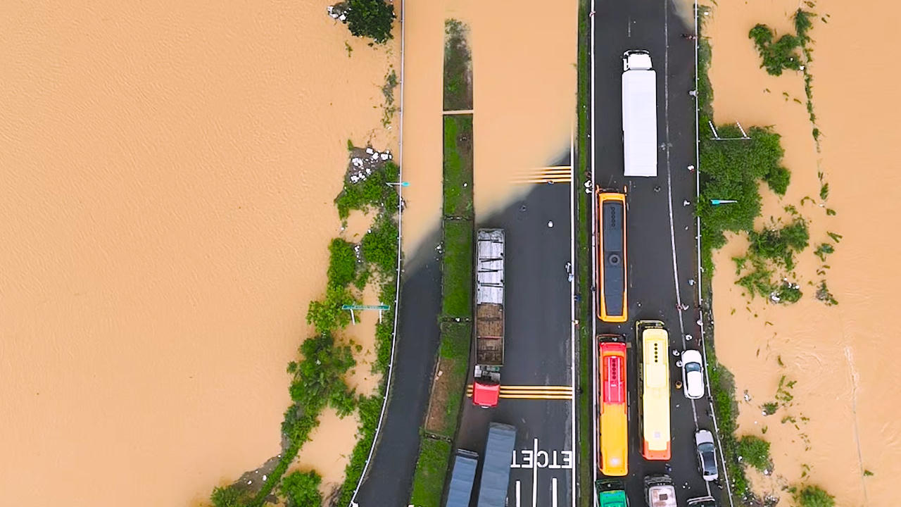 Nhiều xã, phường vùng hạ du sông Thu Bồn, Vu Gia bị ngập sâu, mực nước trên các sông vượt mức báo động III, gây ngập lụt diện rộng. Số hộ dân ngập do mưa lớn là 66.813 hộ; 10 xã bị cô lập hoàn toàn, 29 xã, phường bị ngập nặng. 