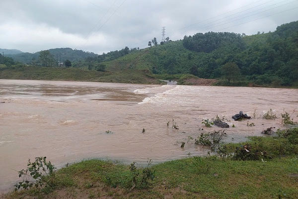 Mưa lũ chia cắt nhiều khu vực, hơn 5.000 học sinh ở Quảng Trị tạm nghỉ học