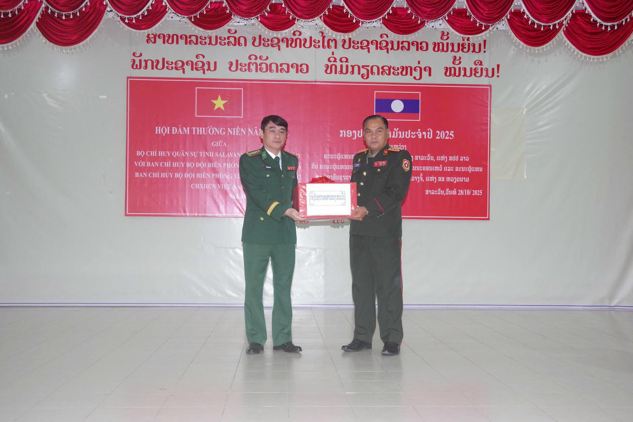 Tặng quà lưu niệm cho đoàn công tác Bộ Chỉ huy Quân sự tỉnh Salavan.