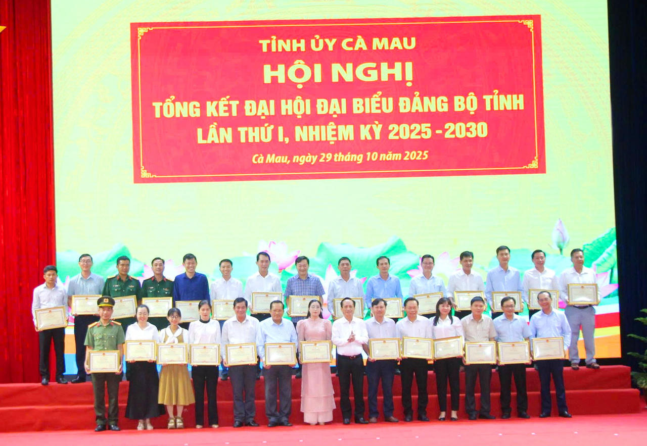 Ông Phạm Văn Thiều – Phó Bí thư Tỉnh ủy, Chủ tịch HĐND tỉnh Cà Mau, trao Bằng khen cho các cá nhân có thành tích xuất sắc trong chỉ đạo, tổ chức và thực hiện Đại hội đại biểu Đảng bộ tỉnh lần thứ I, nhiệm kỳ 2025–2030.