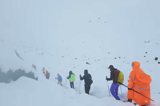 Tuyết rơi dày bất thường, khu vực đỉnh Everest ngừng đón khách