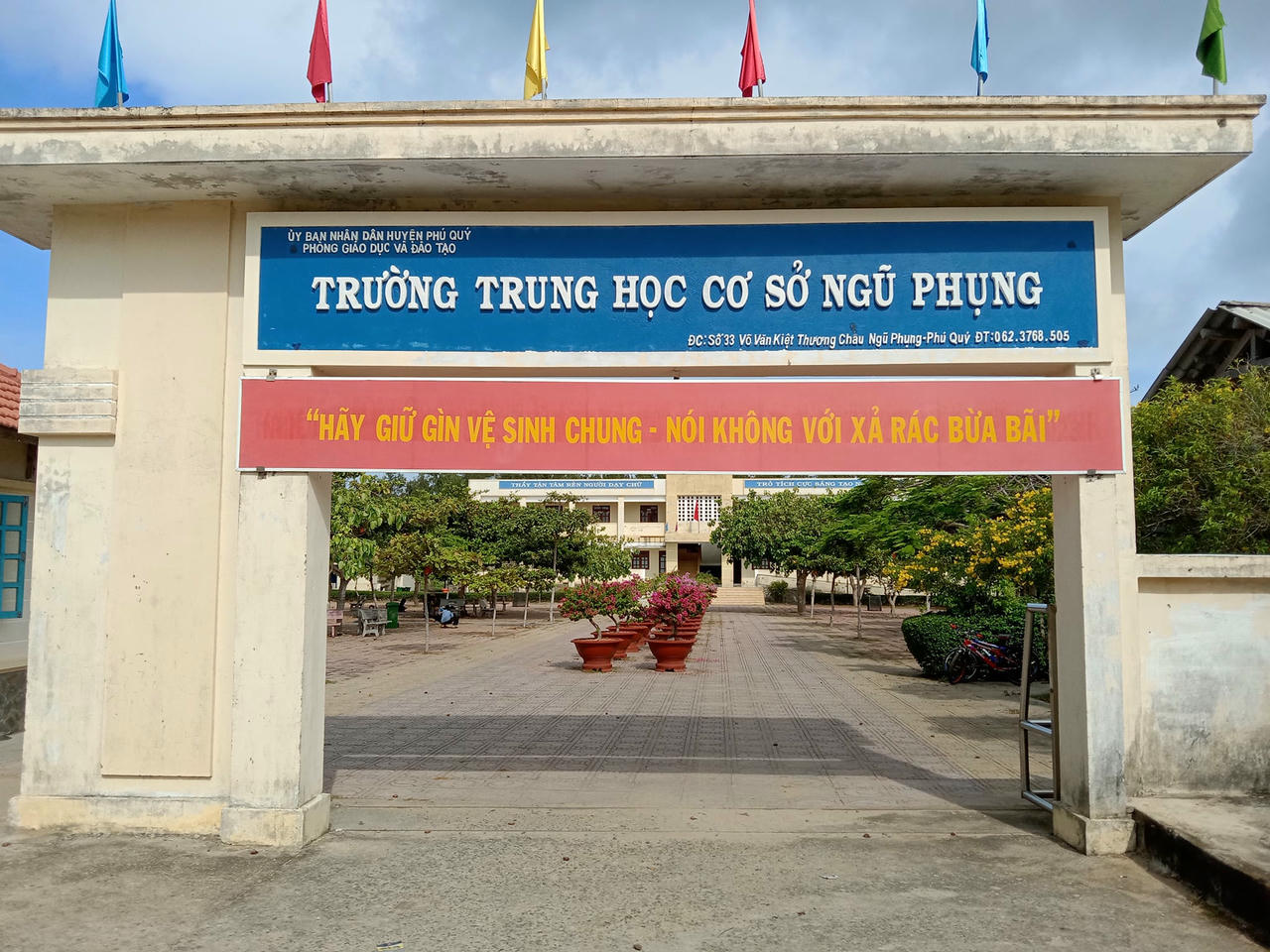 Tương tự, Trường THCS Ngũ Phụng ở Đặc khu Phú Quý nằm xa Trung tâm hành chính tỉnh Lâm Đồng nên việc tuyển dụng, luân chuyển viên chức nếu chờ Sở GD&amp;ĐT quyết định sẽ phải chờ đợi.