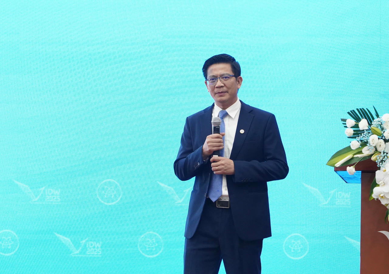 Ông Lê Văn Tuấn, Cục trưởng Cục Tần số vô tuyến điện trình bày tại Hội nghị