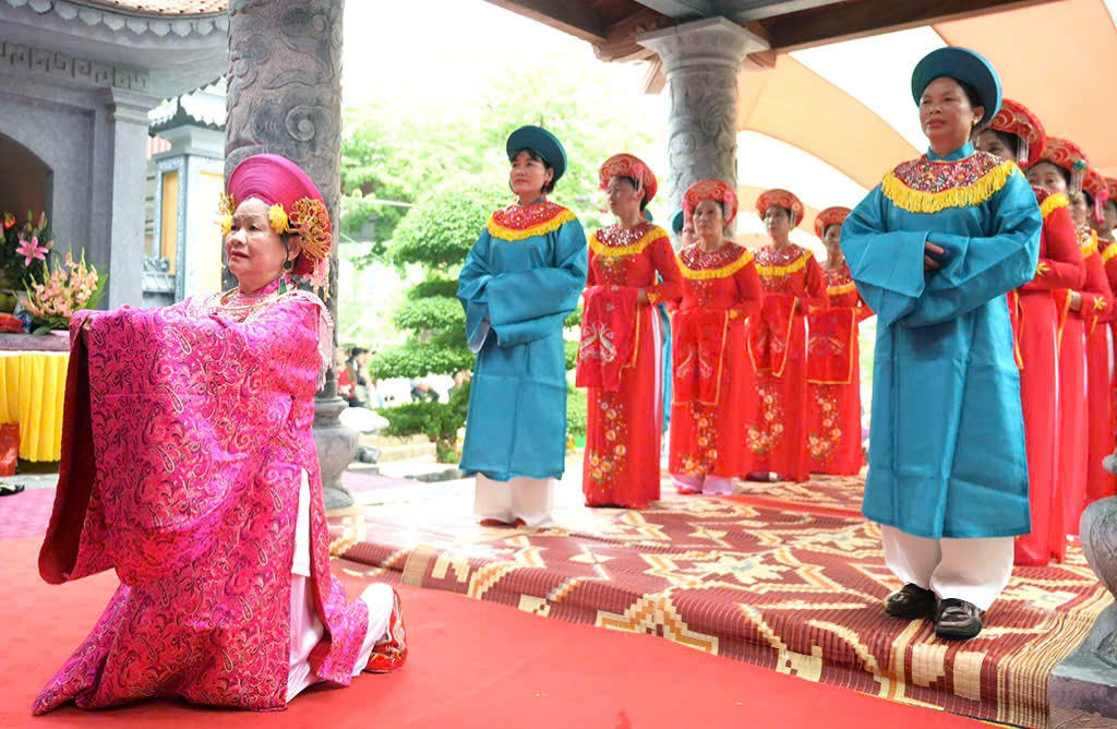 Đội tế nữ quan tại lễ hội Thánh Mẫu Cửu Trùng Thiên