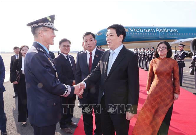 Đại biểu Hàn Quốc đón Chủ tịch nước Lương Cường tại sân bay quân sự Gimhae ở thành phố Busan (Hàn Quốc). Ảnh: Lâm Khánh/TTXVN