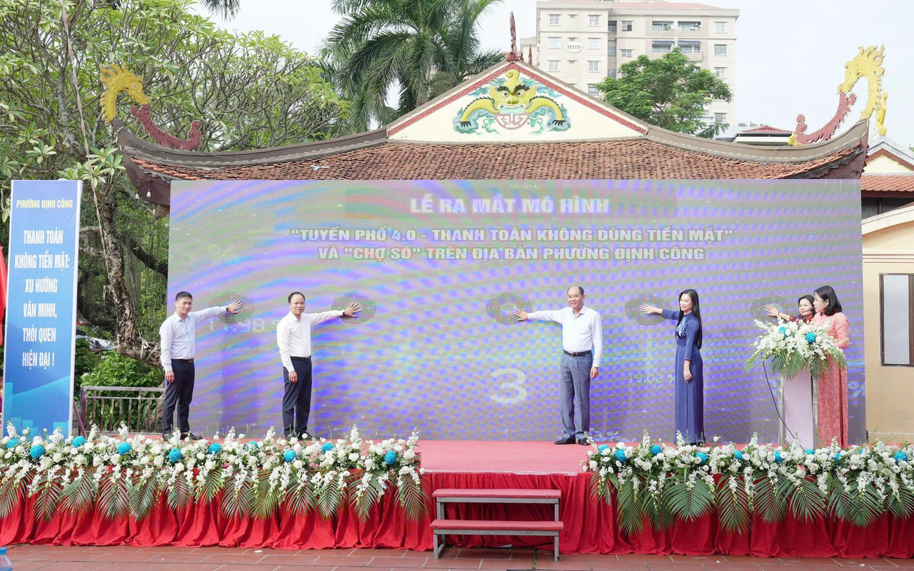 Các đại biểu nhấn nút khai trương "Tuyến phố 4.0" và "Chợ số".