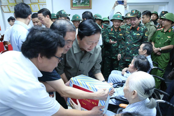 Phó Thủ tướng Trần Hồng Hà thăm, động viên cán bộ y tế và bệnh nhân giữa vùng lũ Huế