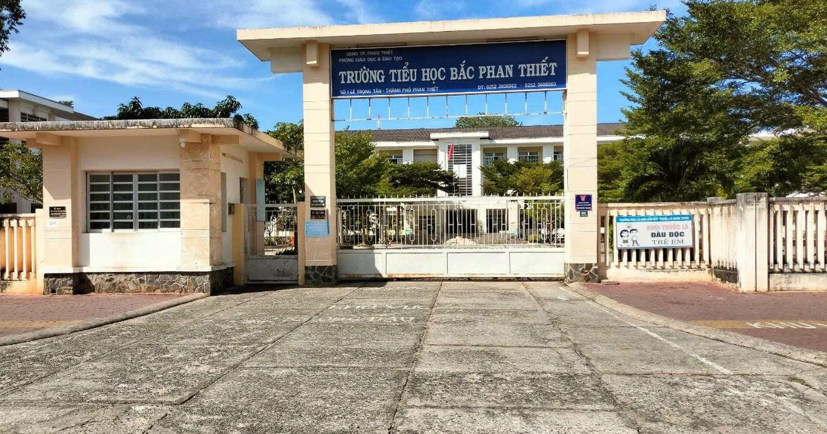 Trường tiểu học Bắc Phan Thiết cách trung tâm hành chính tỉnh Lâm Đồng hơn 200km.