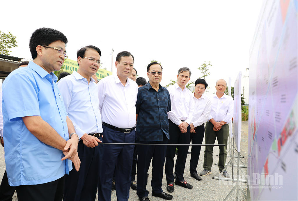 Bí thư Tỉnh ủy Đặng Xuân Phong và các lãnh đạo tỉnh Ninh Bình thị sát tại Cụm Công nghiệp Kim Thái (thuộc địa phận các xã Vụ Bản và Liên Minh). (Ảnh: BNB)