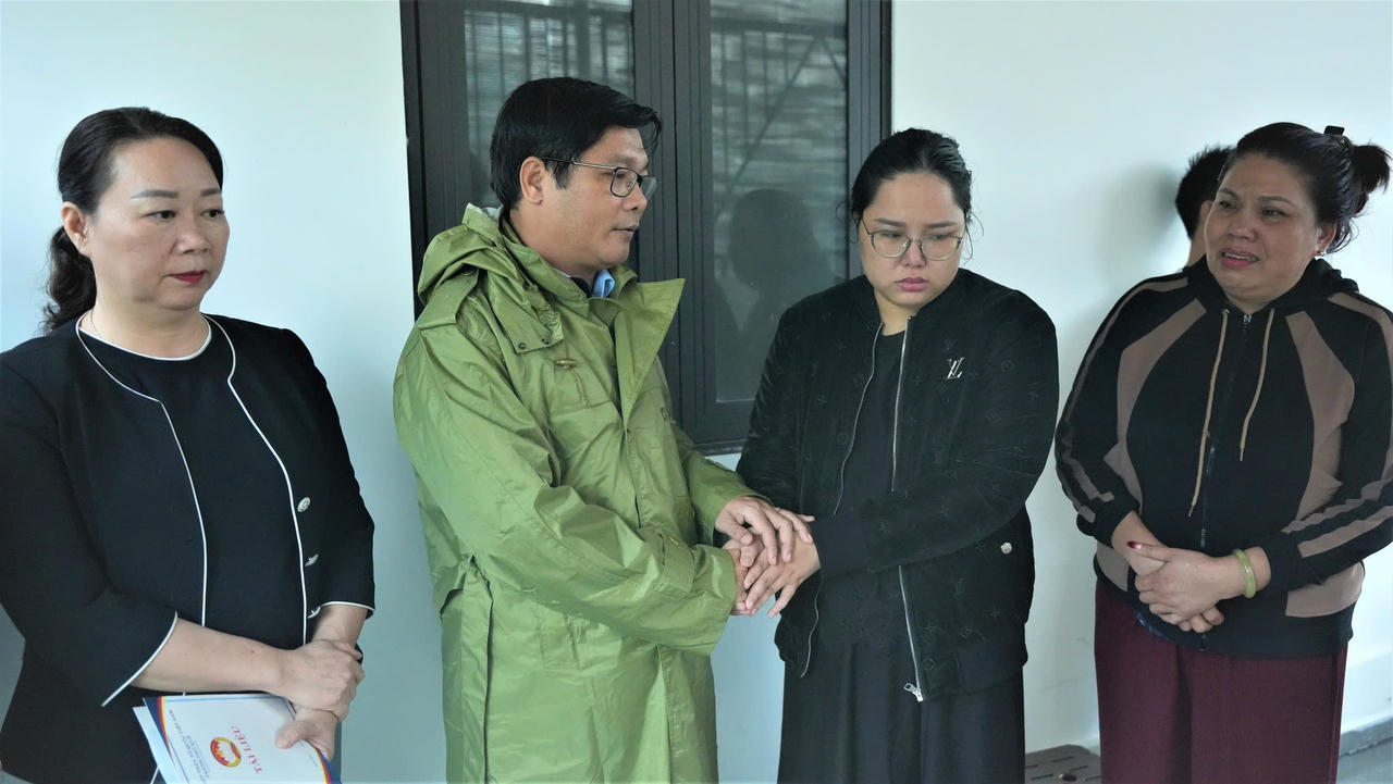 Ông Nguyễn Chí Tài – Phó Bí thư Thành ủy, Phó Chủ tịch UBND thành phố Huế ân cần thăm hỏi, động viên, chia sẻ nỗi đau thương mất mát cùng thân nhân cháu bé bị nạn tại phường Thủy Xuân.