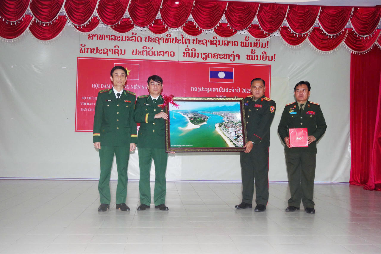 Lãnh đạo Ban Chỉ huy BĐBP tỉnh Quảng Trị tặng quà lưu niệm cho đoàn công tác Bộ Chỉ huy Quân sự tỉnh Salavan.