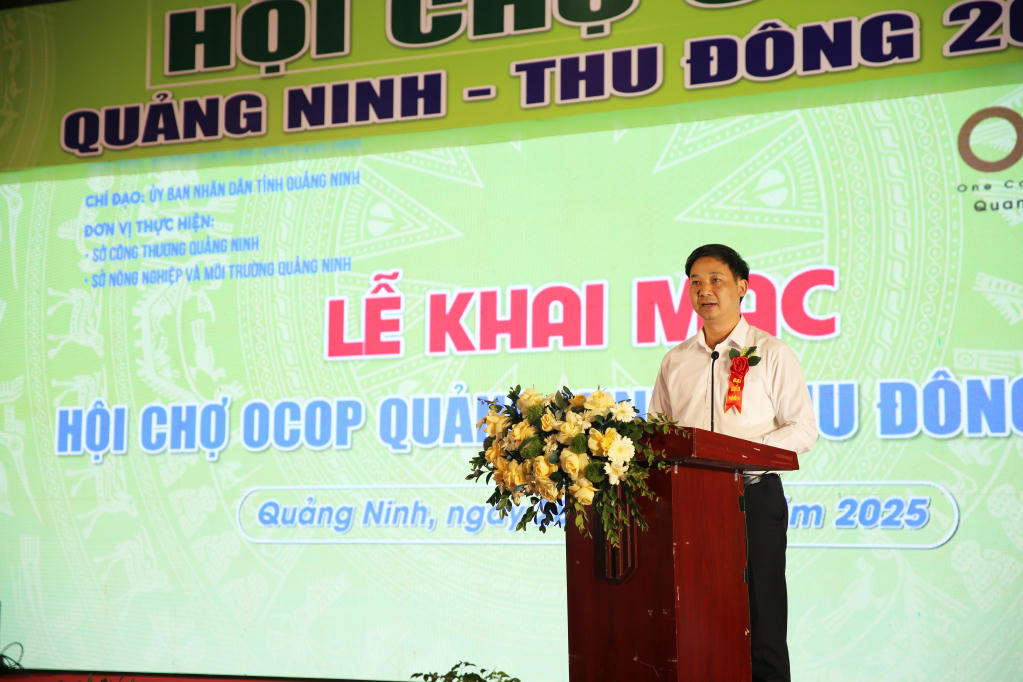 Ông Nguyễn Văn Công, Phó Chủ tịch UBND tỉnh, Trưởng ban Chỉ đạo OCOP tỉnh phát biểu khai mạc Hội chợ.