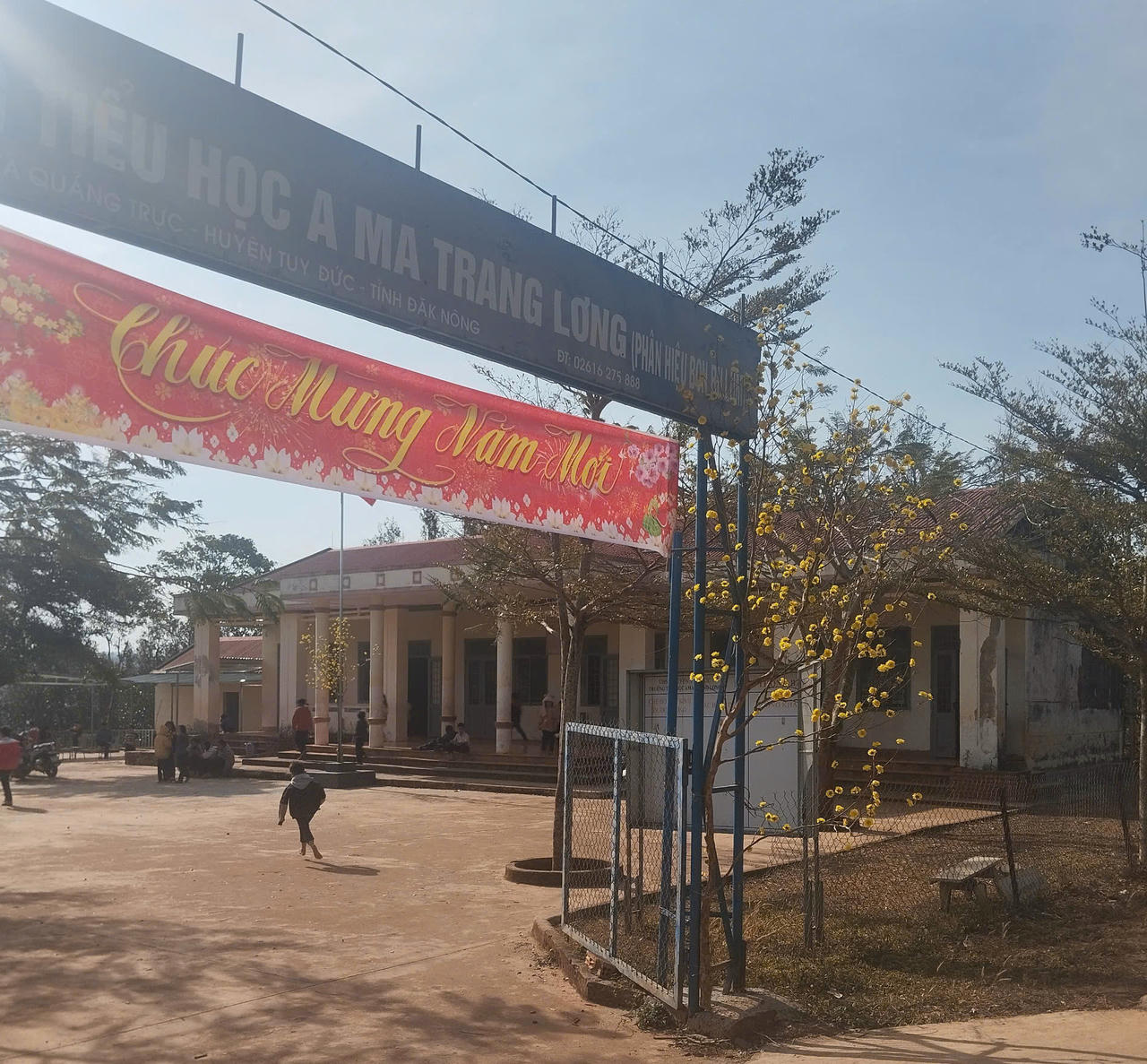 &nbsp;Trường Tiểu học A ma Trang Lơng ở tỉnh Đắk Nông cũ, nay thuộc xã biên giới Quảng Trực, Lâm Đồng nằm xa Trung tâm hành chính tỉnh gần 300km.