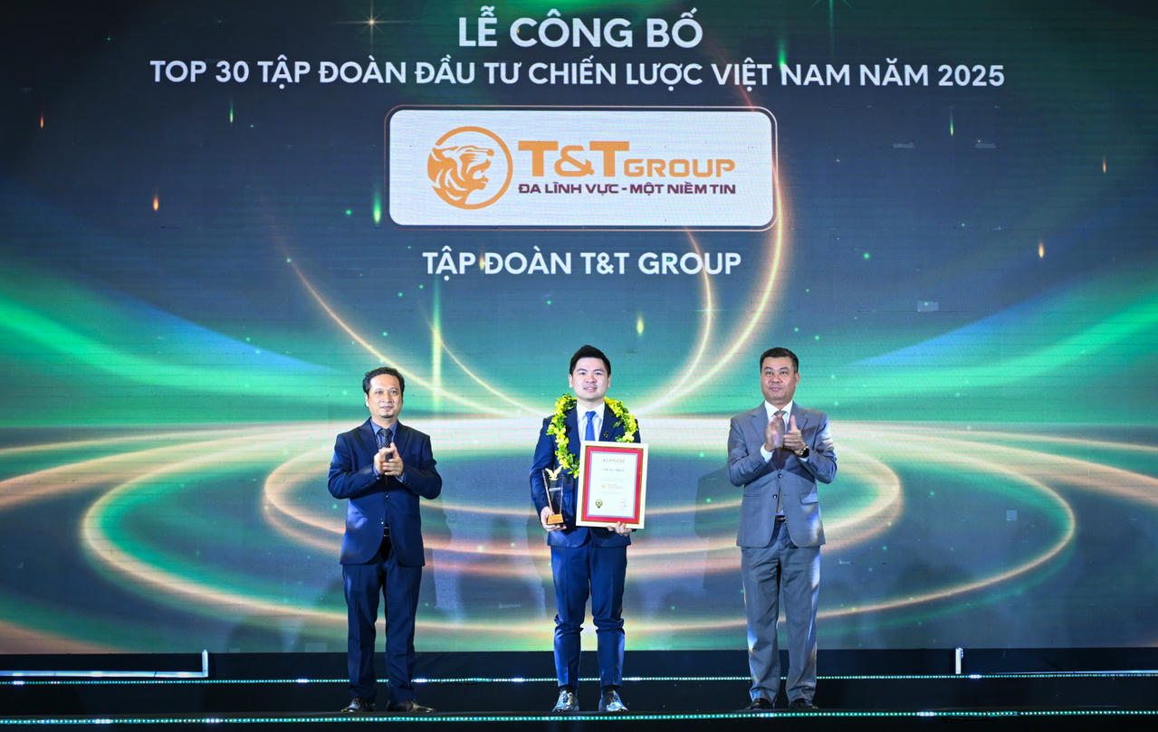 Ông Đỗ Vinh Quang, Phó Chủ tịch HĐQT Tập đoàn T&amp;T Group lên nhận giải thưởng.