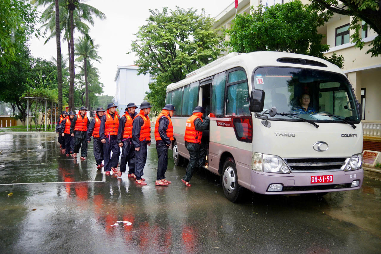 Bộ Tư lệnh Vùng 3 Hải Quân đã huy động hơn 100 cán bộ, chiến sĩ, với 3 xuồng, 8 xe ô tô các loại nhanh chóng cơ động đến các địa điểm ngập nặng