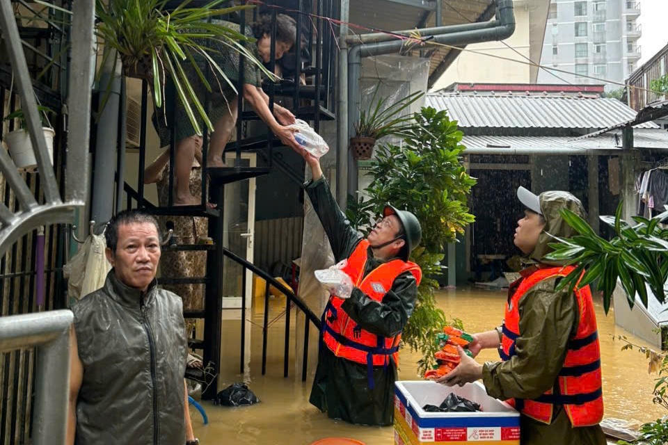 Chủ tịch phường ở Huế đi giao cơm giữa nước lũ