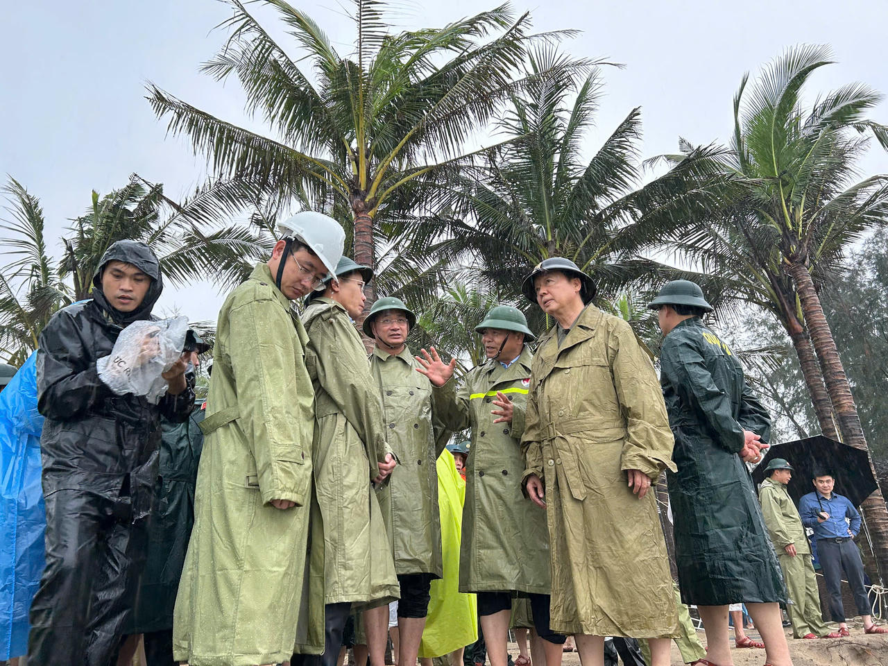 Phó Thủ tướng Trần Hồng Hà động viên người dân bị lũ cô lập, chỉ đạo ứng phó thiên tai ở Đà Nẵng