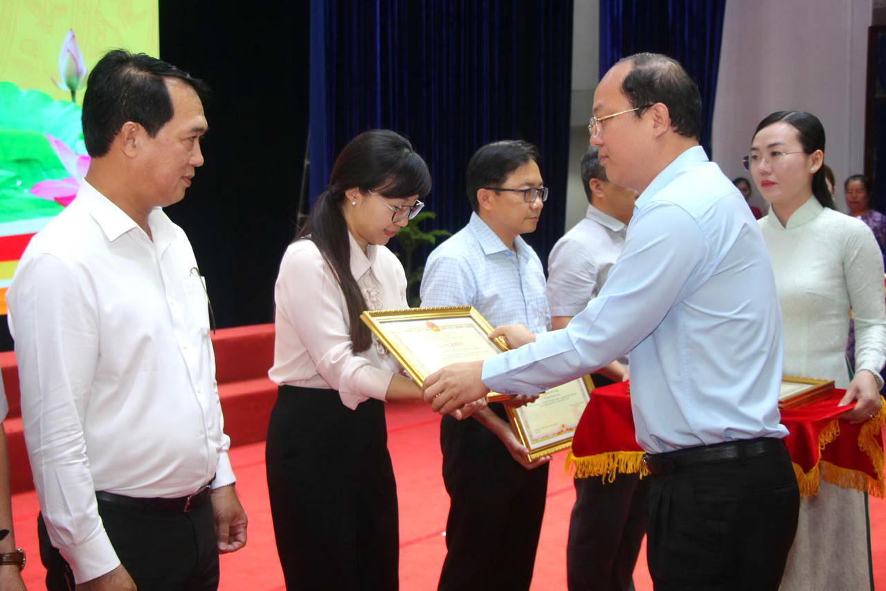 Ông Nguyễn Hồ Hải - Bí thư Tỉnh ủy Cà Mau, trao Bằng khen cho các cá tập thể có thành tích xuất sắc trong chỉ đạo, tổ chức và thực hiện Đại hội đại biểu Đảng bộ tỉnh lần thứ I, nhiệm kỳ 2025–2030.