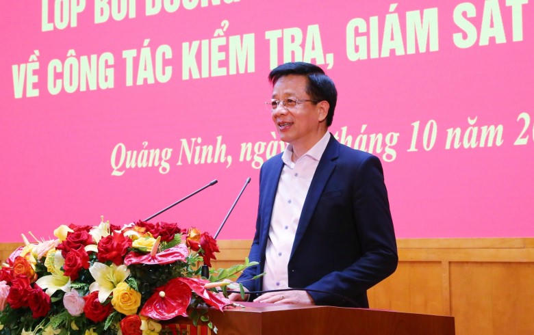 Ông Nguyễn Văn Hồi - Chủ nhiệm Ủy ban Kiểm tra Tỉnh ủy Quảng Ninh phát biểu tại lễ khai giảng.