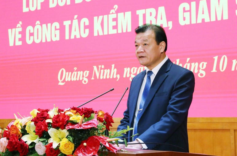 Ông Triệu Văn Chiến - Vụ trưởng Vụ Địa bàn II, Cơ quan Ủy ban Kiểm tra Trung ương phát biểu tại lễ khai giảng.