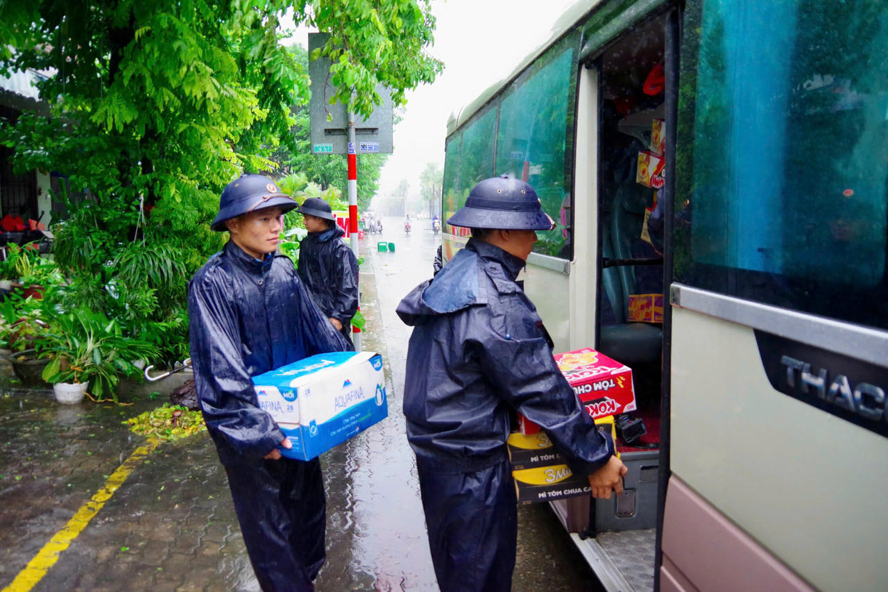 Miền Trung: Bộ đội Hải quân cùng dân vượt lũ