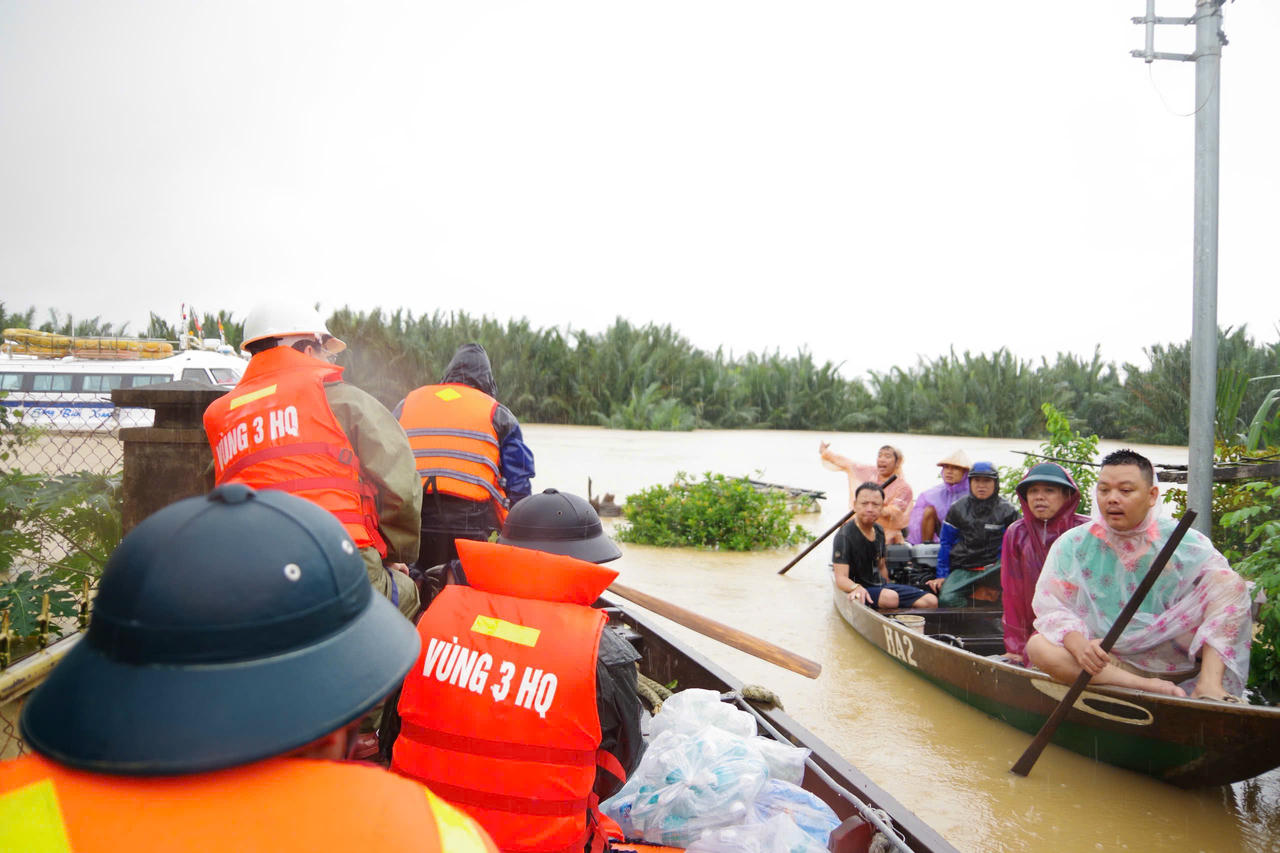 Lực lượng cứu trợ đã phải dùng thuyền nhỏ để trung chuyển hàng hóa, nhu yếu phẩm, bàn giao cho tổ trưởng tổ dân phố tiếp tục đưa đến từng hộ gia đình ở khu vực trọng điểm