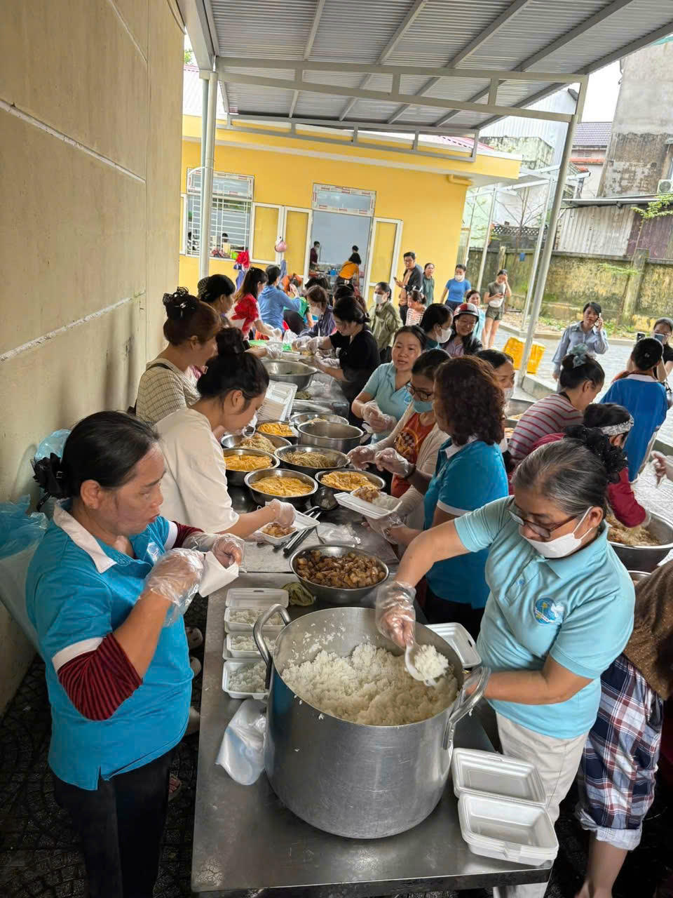 Những bữa cơm giản dị mà nghĩa tình ấy không chỉ giúp người dân vượt qua cơn đói trong lũ, mà còn thắp lên ngọn lửa ấm áp trong lòng mỗi người – ngọn lửa của yêu thương, sẻ chia, của một Huế nghĩa tình, nhân hậu và thủy chung. 